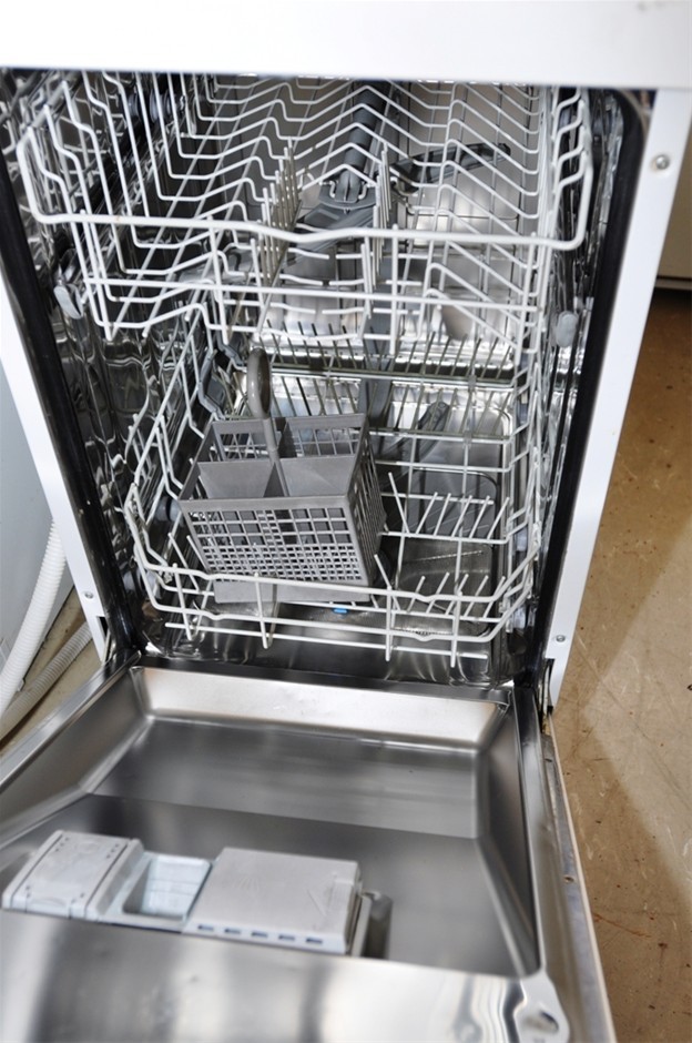 Dishwasher Bosch 450 mm wide Dishwasher Model 074946. White with