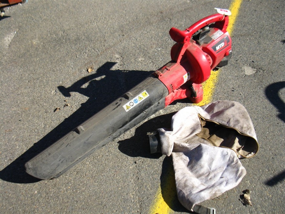 Leaf Blower/Vac, MTD, model BV3100, 2 stroke petrol motor with vacuum