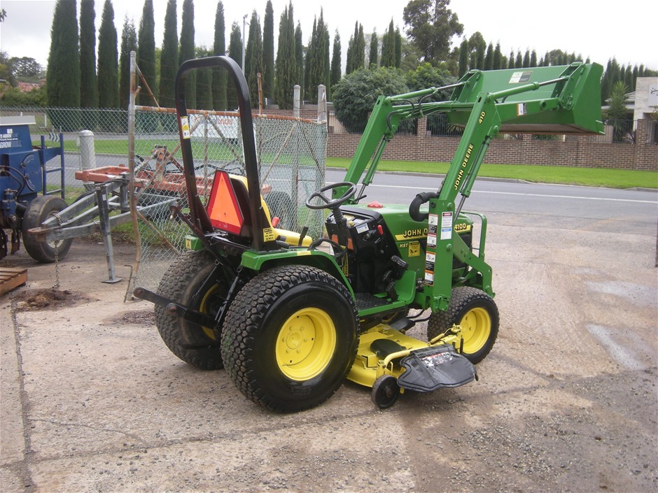 John Deere 4100 4WD Tractor, Loader and Bagger / Catcher Auction (0001