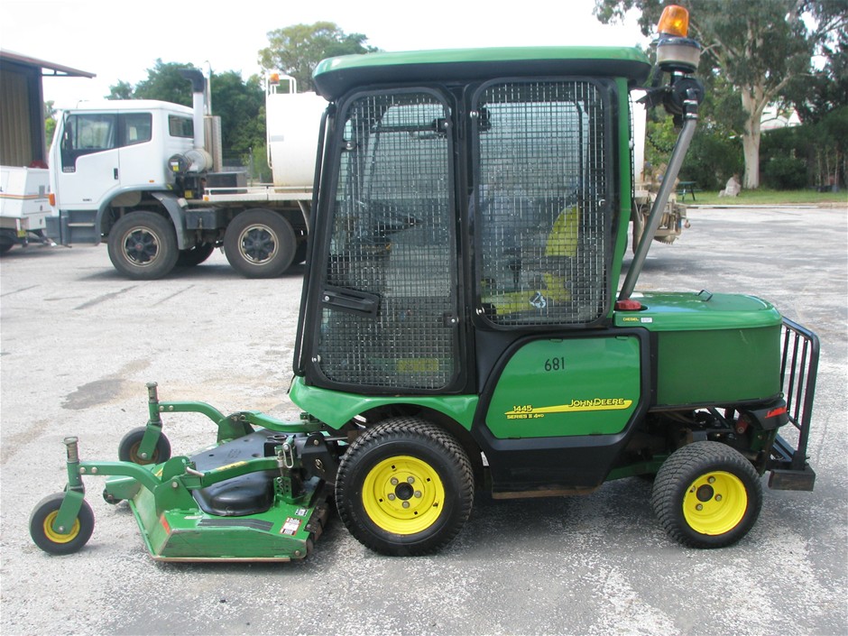 Ride on mower, 2008 John Deere 1445 Series II, 4WD, Enclosed cab