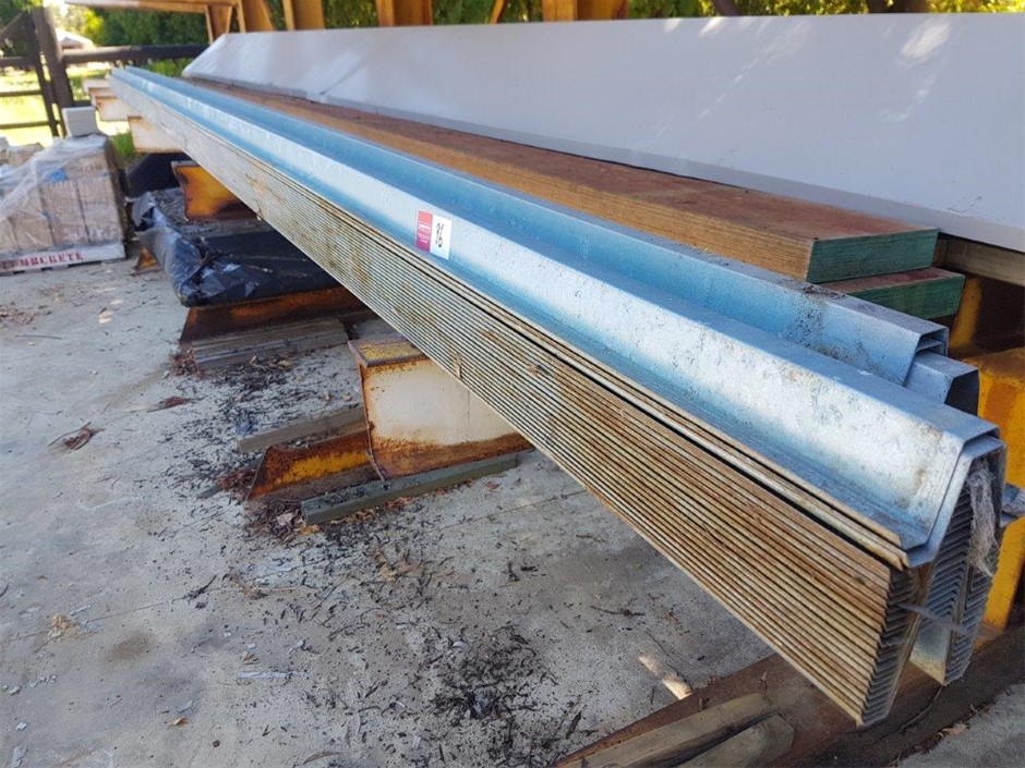 Quantity of metal top hat battens Auction (00969011007) Grays Australia