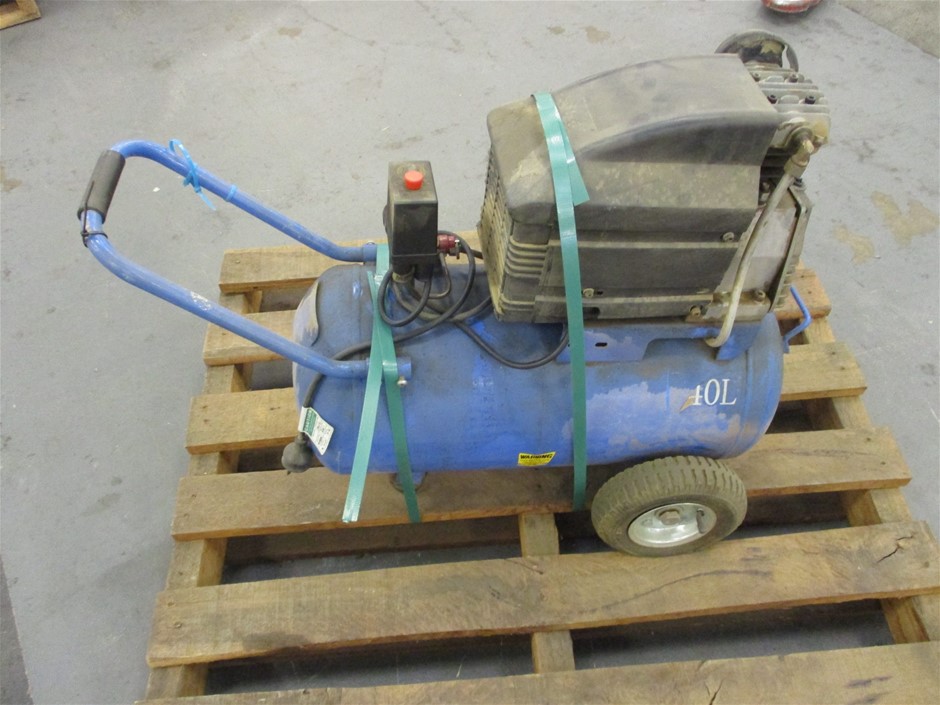 (Lot 252) Spear And Jackson Trade Air Portable Air Compressor Auction