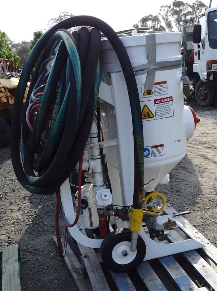 Sandblaster, Ingersoll Rand 260 cfm. Mobile diesel air compressor