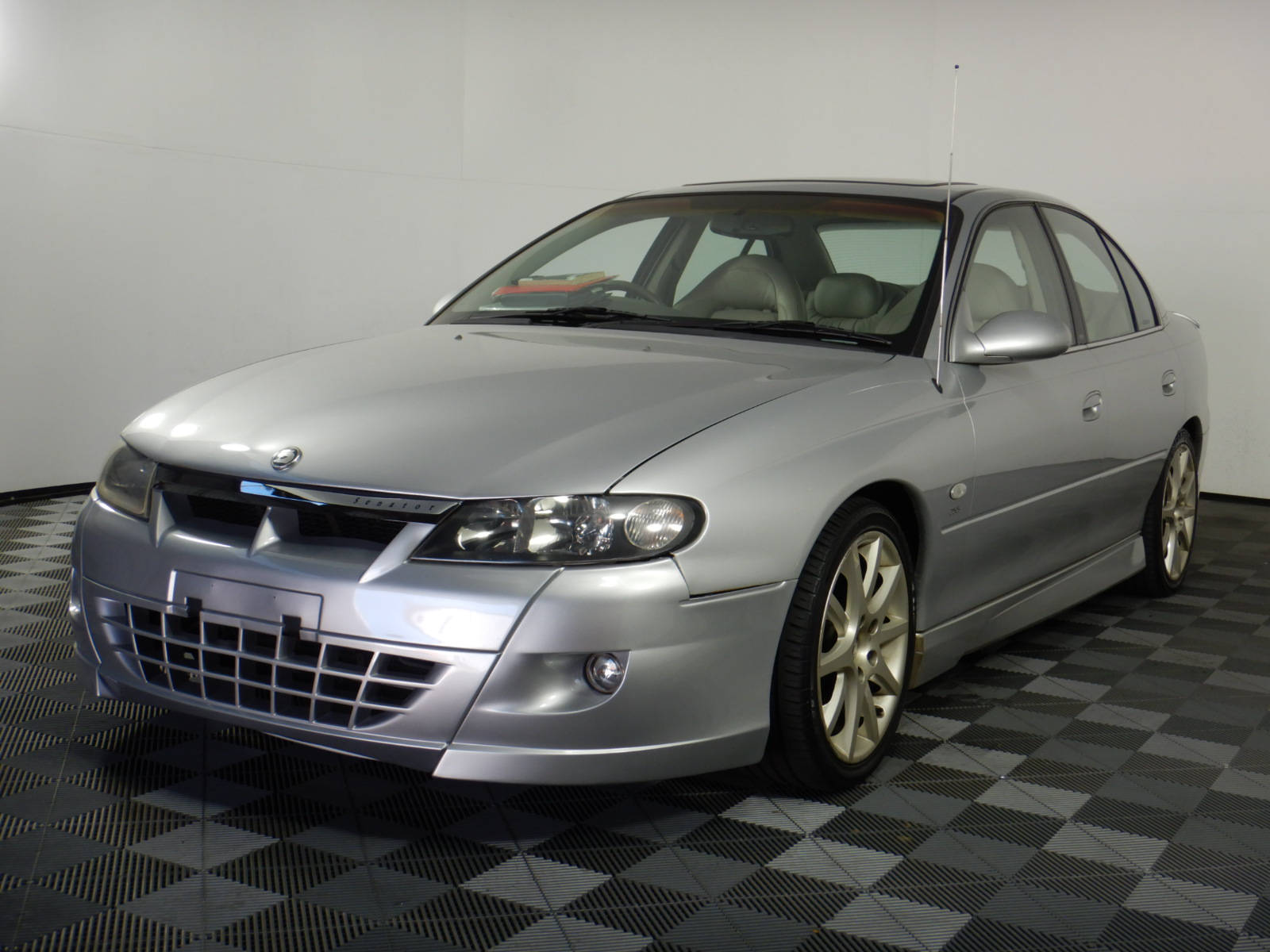 2002 HSV Senator Signature VX Automatic Sedan Auction (0020-60010004 ...