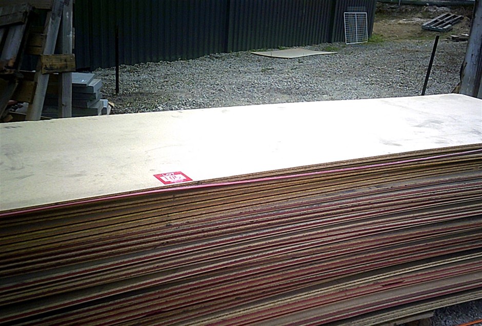 Pallet of Red Tongue Flooring and Orange Tongue Flooring. Auction (0105
