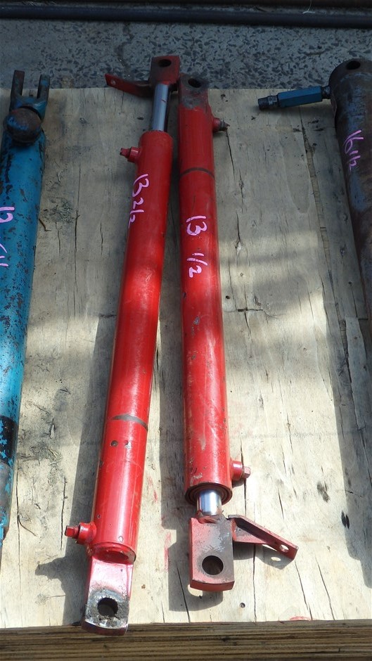 Pair of Hydraulic Rams Auction (00133016975) Grays Australia