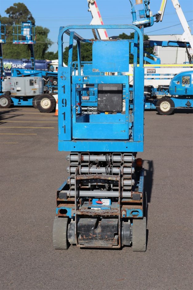 Light Green Flower Jade Gemstones & Swarovski® Crystal Earrings