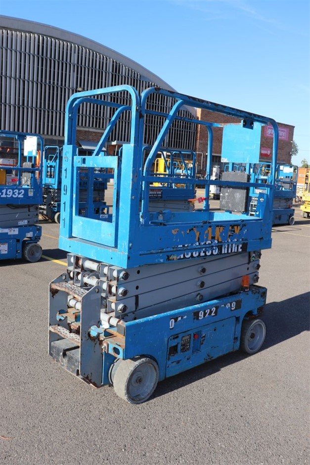 6mm Light Green Flower Jade Gemstones Crystal Beaded Bracelet