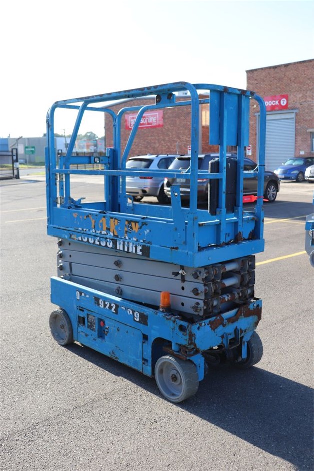 10mm Light Green Flower Jade Gemstones Crystal Beaded Bracelet