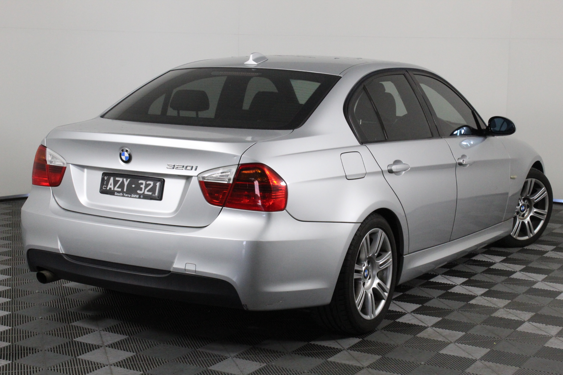 0.25 carat white fancy pear 3 diamonds