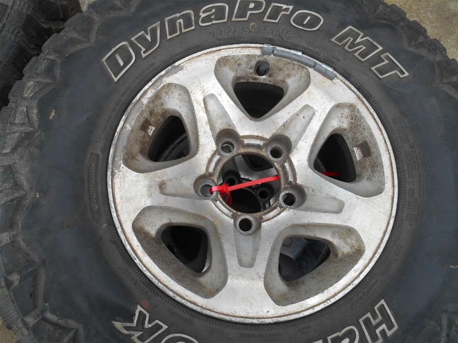 0.20 TCW yellow round various diamonds