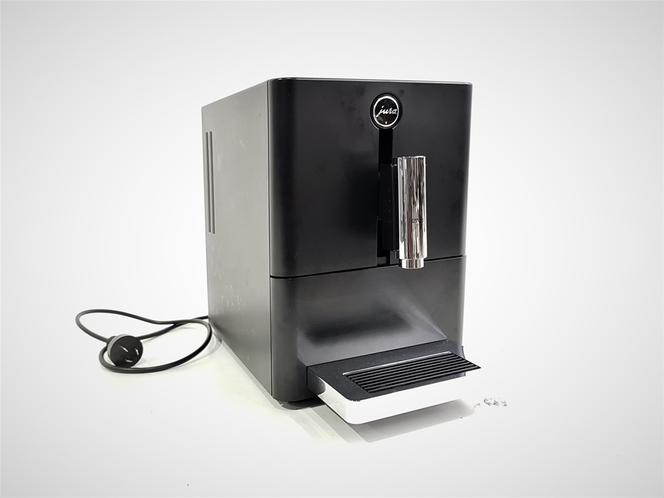 SAMSUNG 55-Inch 4K HDR UHD Smart TV, Model UA55TU8000W.