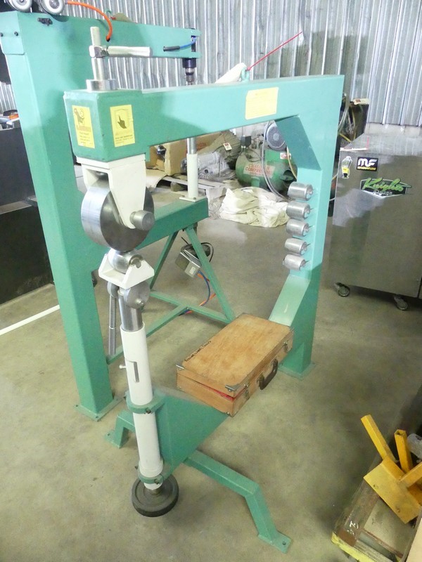 04/11 Isuzu NH NPRCBG11 4 x 2 Service Truck