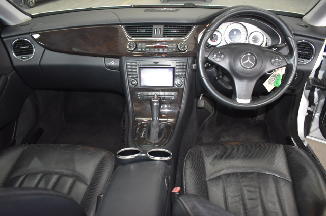 DYSON V8 Handstick Vacuum With Accessories, Grey Silver/Nickel, Model 39443