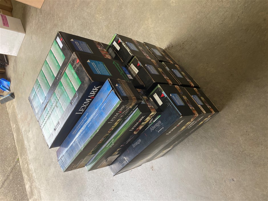 IGLOO Maxcold 156L Chest Cooler. NB: Missing tap.