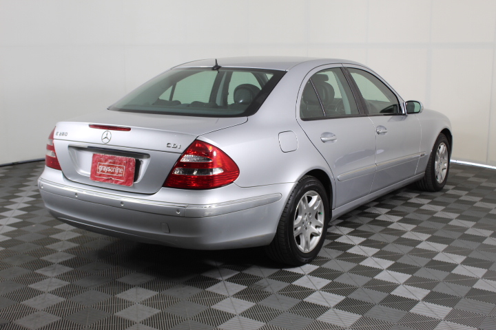 DE'LONGHI Essenza Mini Coffee Machine, Includes Coffee Pods, Colour: White.