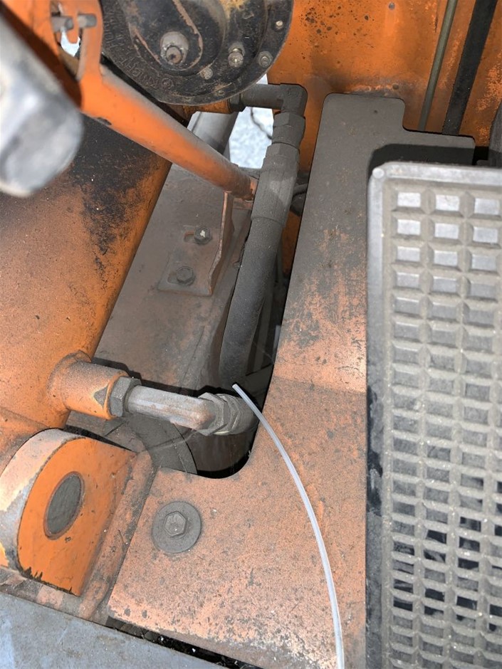 DeWALT 18V XR Li-ion Cordless Brushless 550mm (21-1/2") Pole Hedge Trimmer