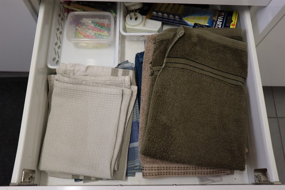 <p>2007 Hino 300 4 x 2 Tray Body Truck</p>