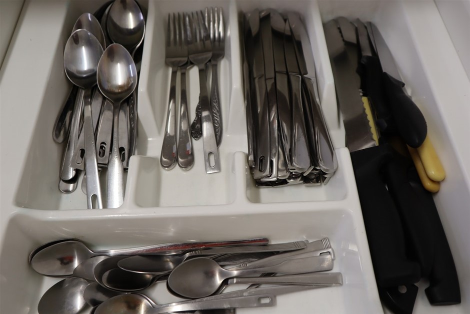 <p>1994 Mitsubishi Canter 4 x 2 Tray Service Truck</p>