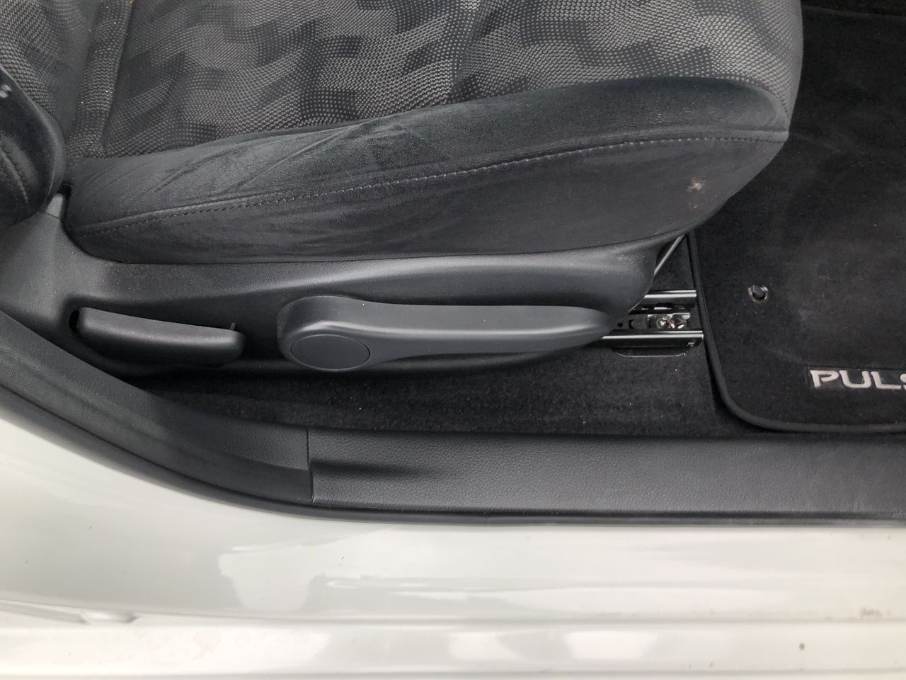 Mixed vintage currency lot featuring circulated Australian $1