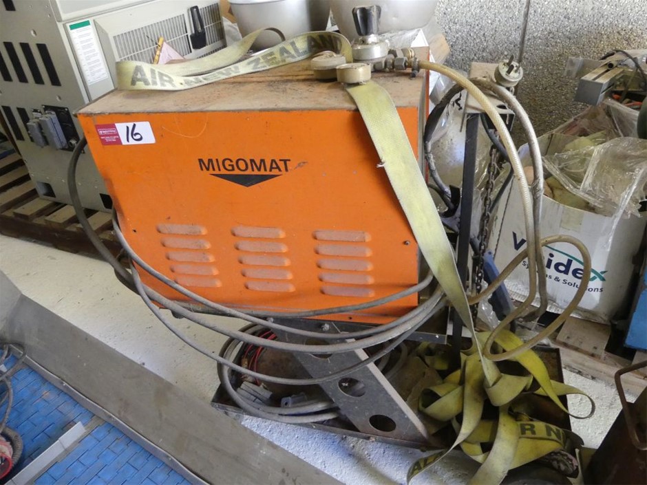 AMAZON BASICS  Foldable Metal Wire Dog Crate with Tray, Double Door, 91cm L