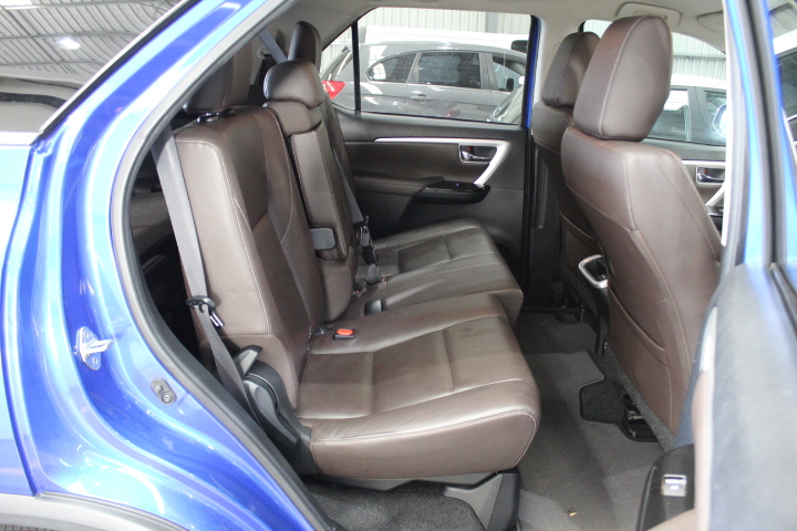 YAMAHA FS400 Acoustic Guitar - Natural Satin. NB: Not in original box, crac