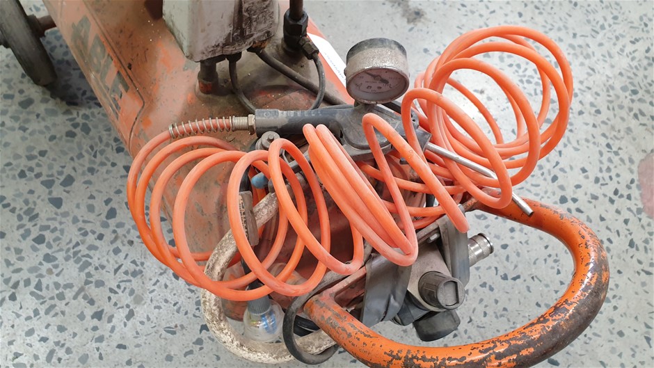 <B>Grain Cart (Trailerable)</B>