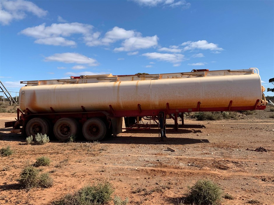 7-8mm White Pearls & Gold Plated Rhinestone Necklace.