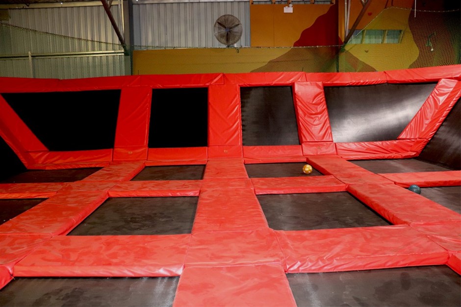 9K WHITE GOLD SOLID TAPERED HOOPS