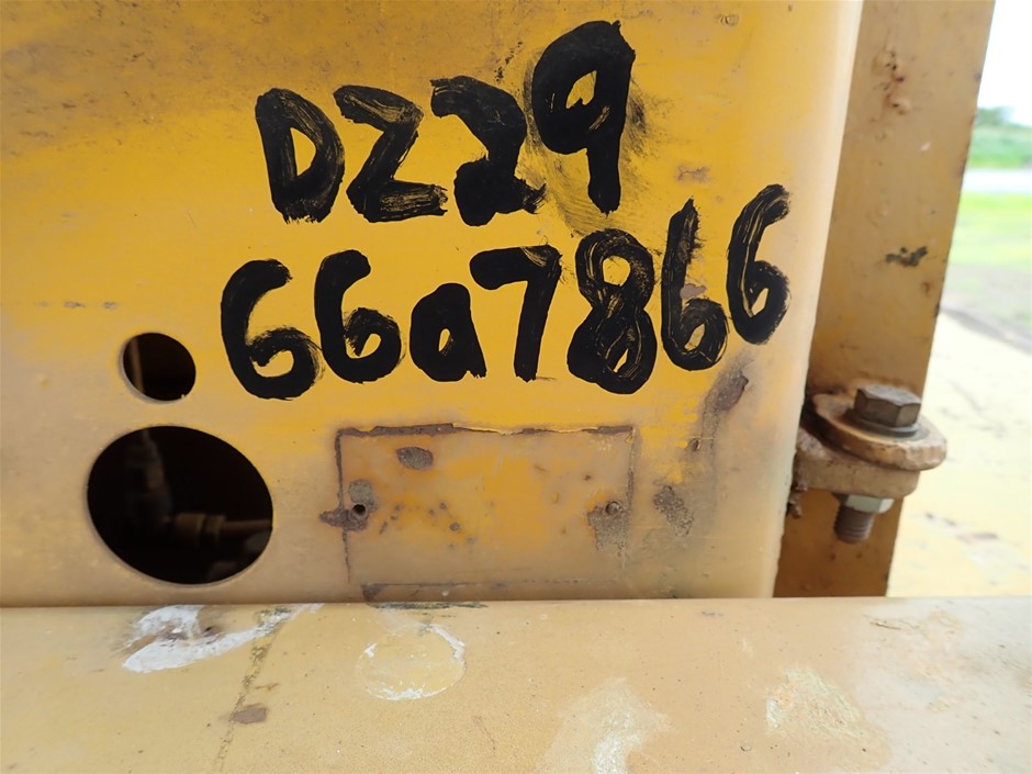 9K YELLOW GOLD 0.12ct F VS LAB DIAMOND PEAR OFFSET RING