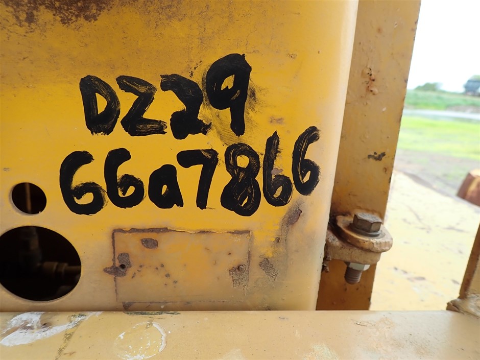 9K YELLOW GOLD 0.10ct F VS LAB DIAMOND MARQ OFFSET RING