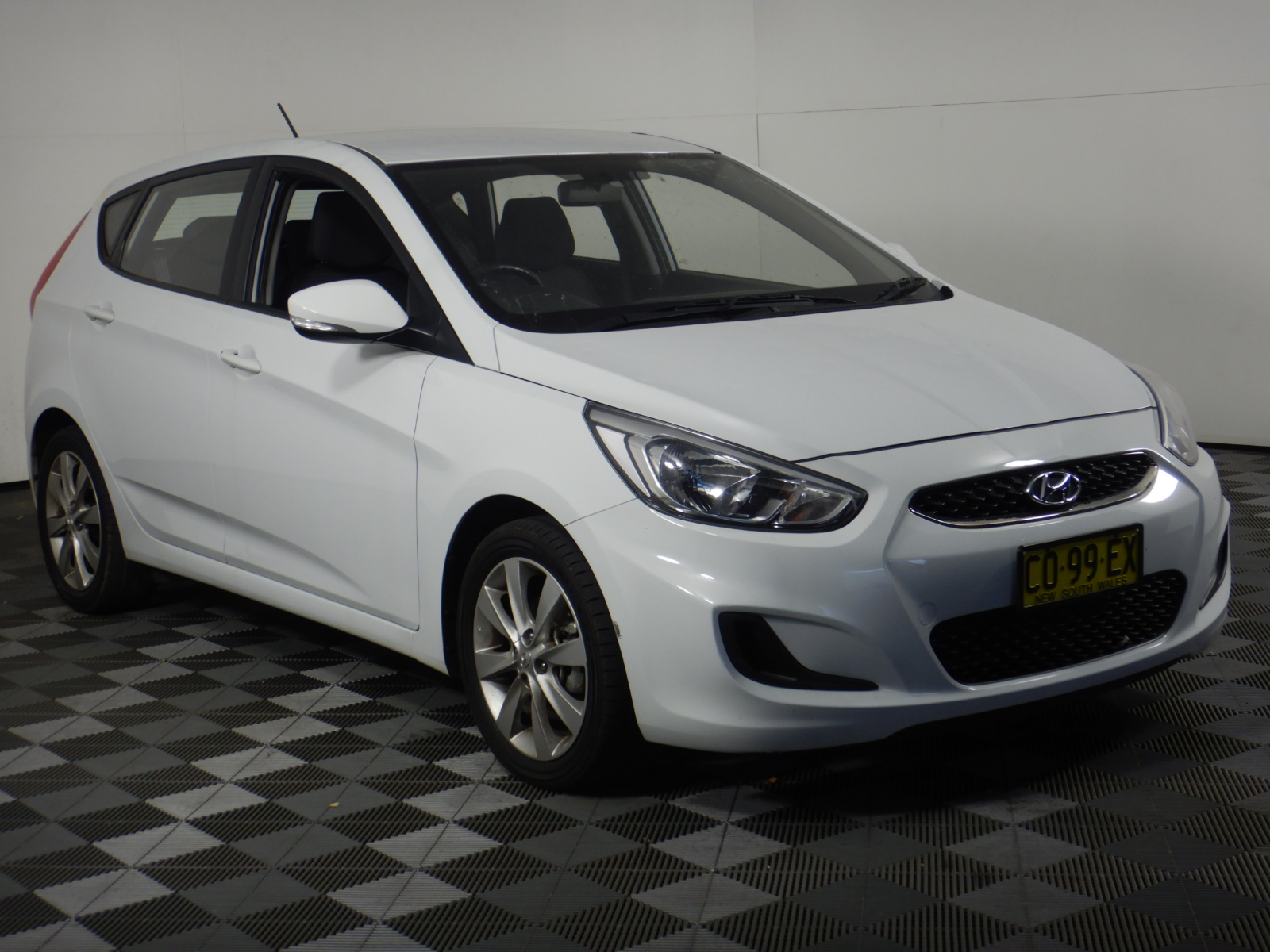 KOGAN Espresso Barista Coffee Machine with Grinder - KAESCOFFGRA. NB: Minor