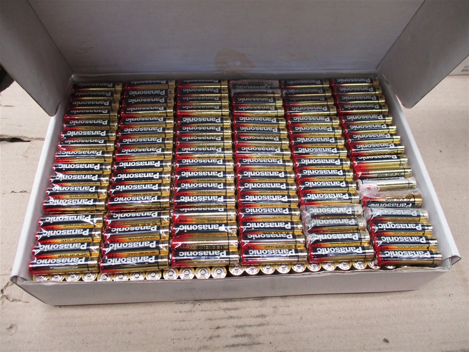 SHARK Steam & Scrub Mop, White. NB: Has Been Used.