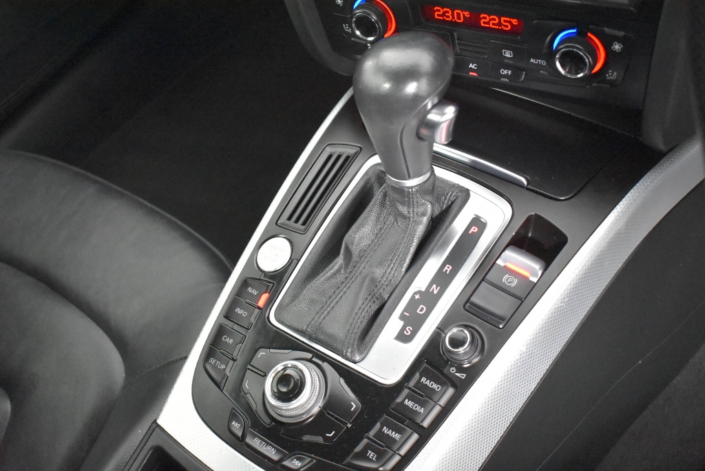 TOMMY HILFIGER Regular Script C-Ink Tee, Size L, Breezy Blue (C10). RRP: $9