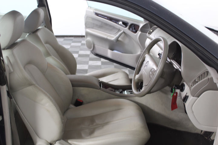 Replica Royal Ring - 16 Simulated Diamonds - US Size 7