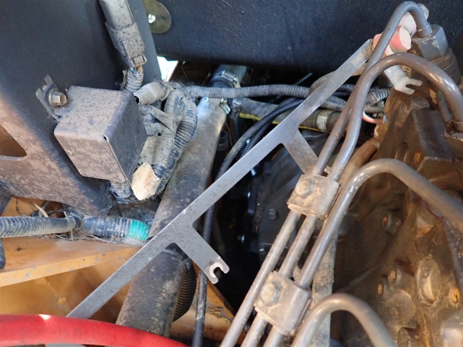 Designer Simulated Diamond & Pearl Antique Look Brooch Pin in Gold