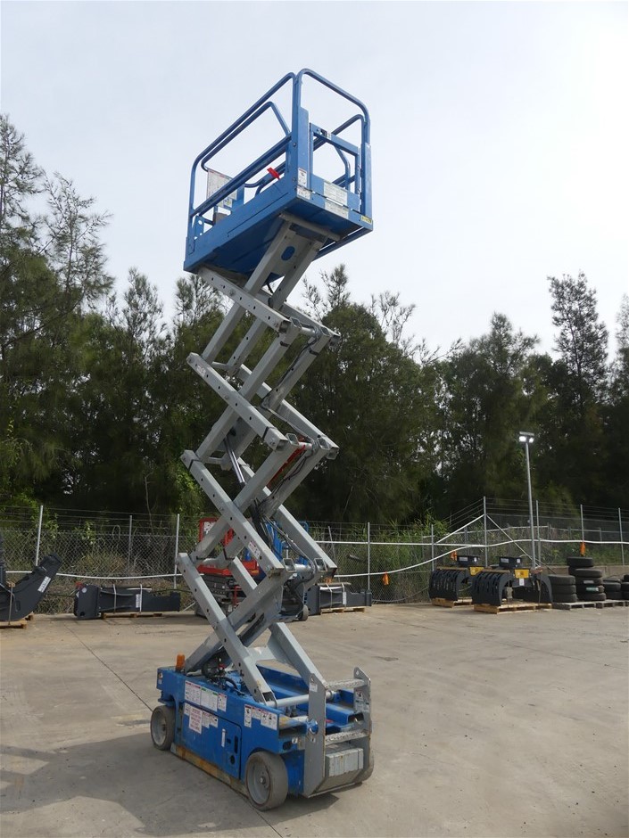 2 x MidWest Homes for Pets Double Bolster Crate Beds (18-Inch) – Pink & Blu