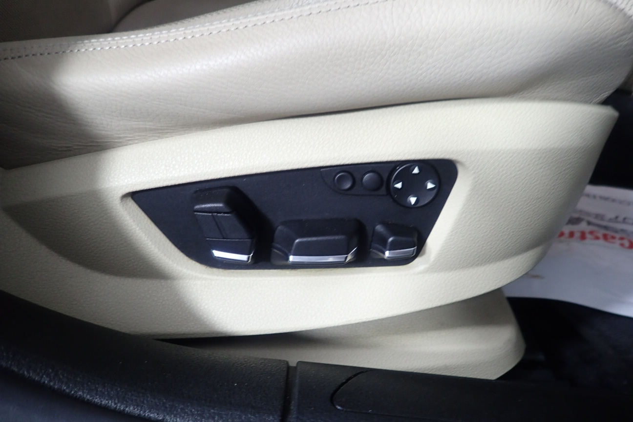 <p>2012 Hino 300 series 2 c/cab wide 1 4 x 2 Tray Body Truck</p>