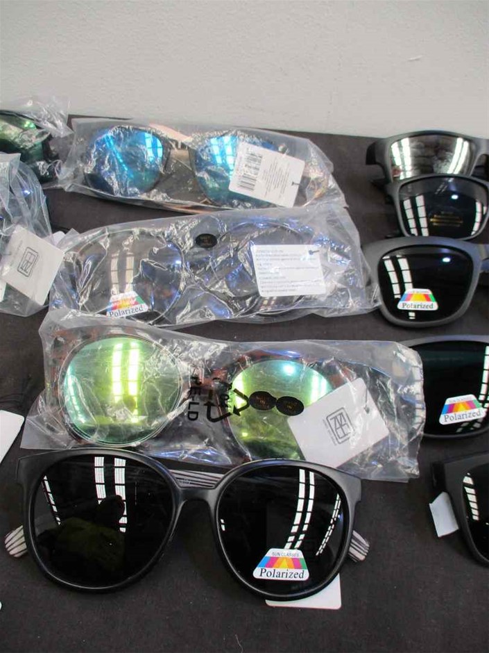 BULK PACK - 10 x 5mm Christmas Earrings (5 x Green, 5 x red)