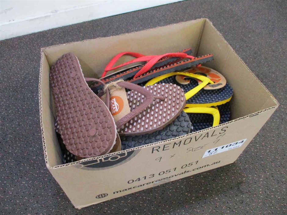 Stainless Steel Initial 'Q' Necklace with Simulated Diamonds - Yellow