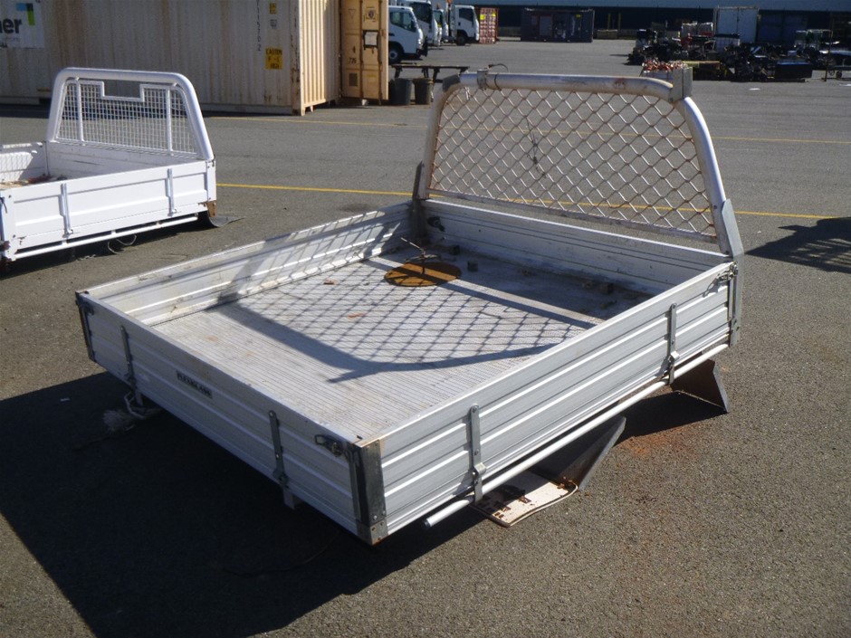 MIU 8pc SIlicone Utensil Set, Beechwood Handle. NB: Damaged packaging.