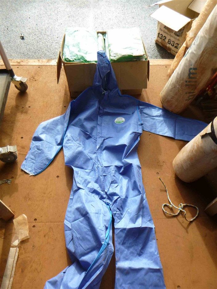 2 x M&M's Milk Chocolate Party Bucket, 640g. N.B: Damaged packaging.