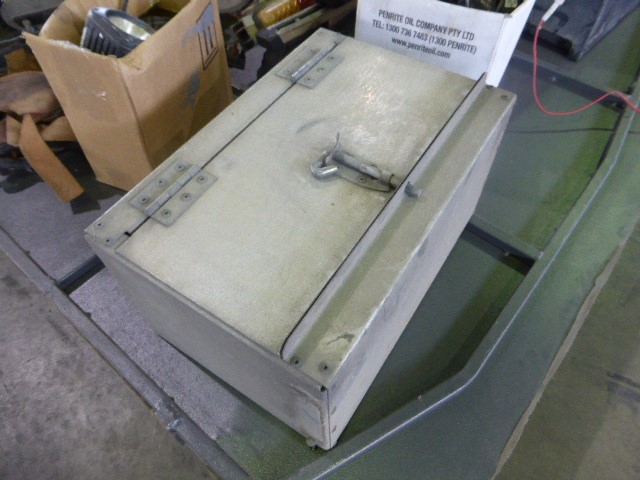 SWIFFER Sweep and Mop Deluxe Starter Kit NB: damaged box