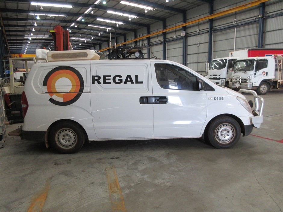 DYSON V8 Handstick Vacuum With Accessories, Grey Silver/Nickel, Model 39443