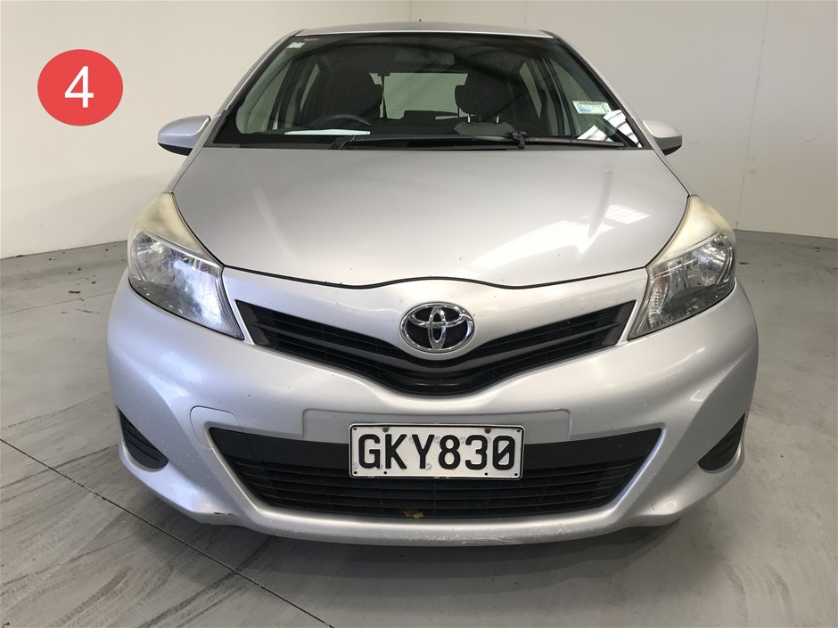 BUNDLE of 2 items: MEDELA Harmony Manual Breast Pump (Lightweight and Discr