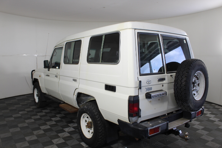 Wolf Blass Red Label Sauvignon Blanc (6x 750mL). Current Vintage Release.