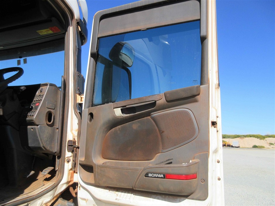 2 x 2XU Youth Long Sleeve High Performance Titanium Top, Size L, Black