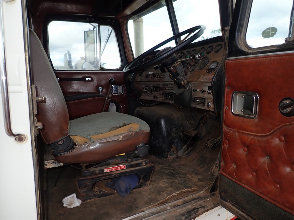 5 x 2XU Men's Short Sleeve Fibretech T-Shirt, Size XL, White/Orange.  Buyer