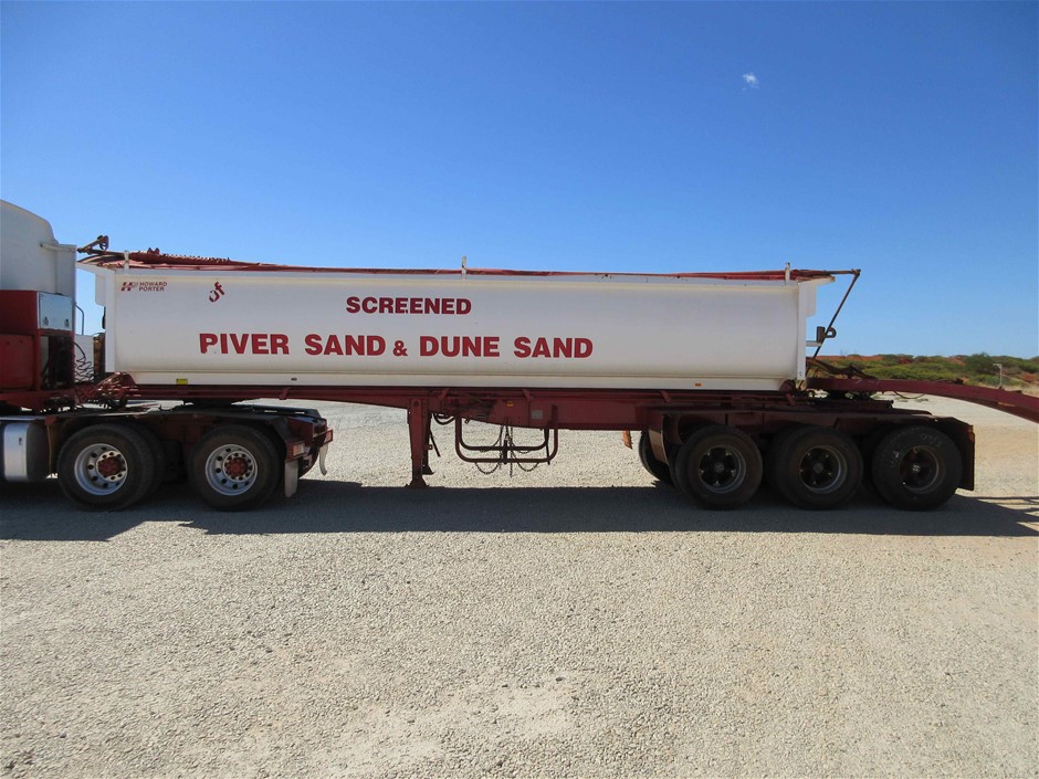 Unused Curved Shower and Toilet Block