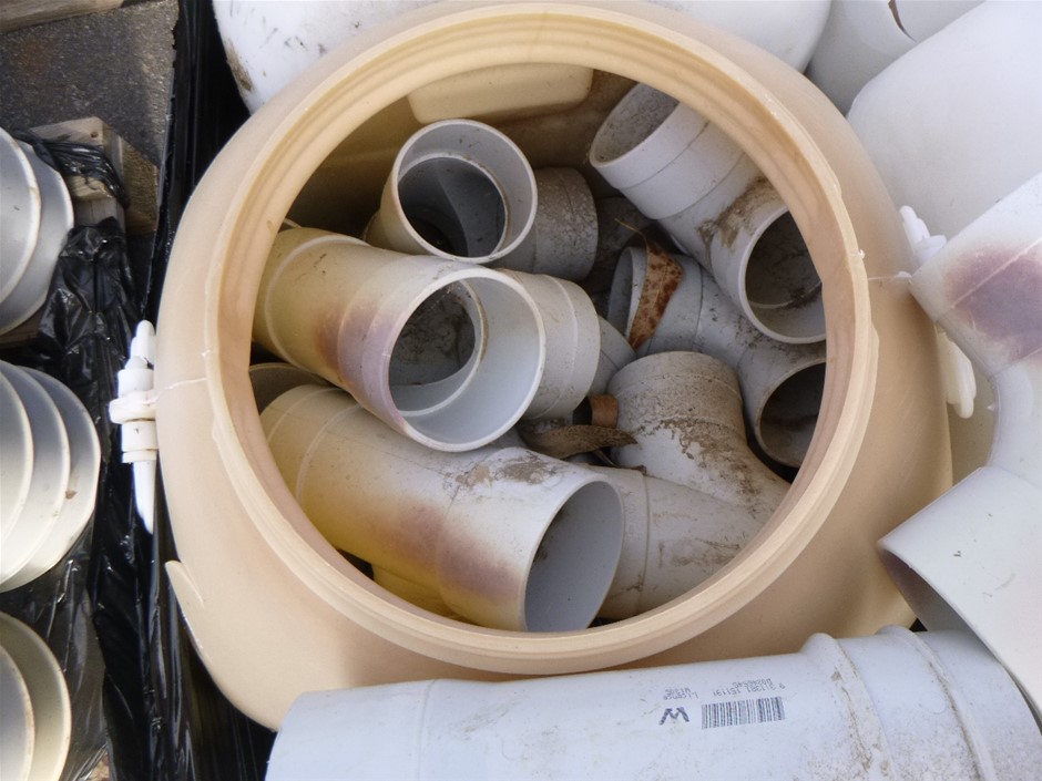 VERSACE CATWALK The Complete Collections By THAMES & HUDSON, Hard Cover Boo